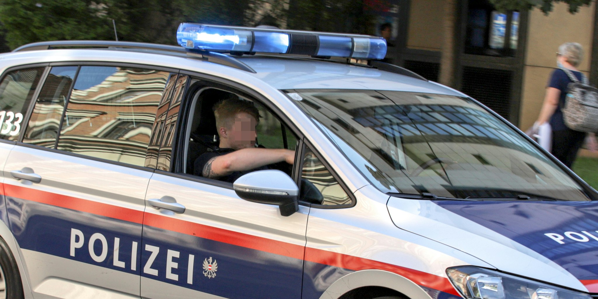 Funkstreife der Polizei Wien fährt mit einem eingeschalteten Blaulicht zu einem Einsatzort in Wien. Symbolbild