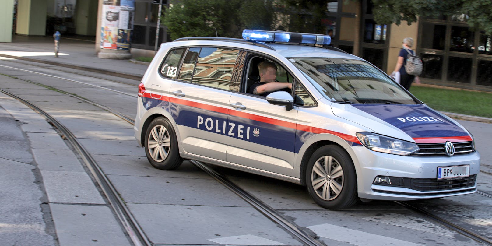 Funkstreife der Polizei Wien fährt mit einem eingeschalteten Blaulicht zu einem Einsatzort in Wien. Symbolbild