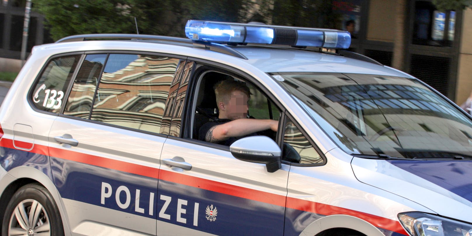 Funkstreife der Polizei fährt mit einem eingeschalteten Blaulicht zu einem Einsatzort. Symbolbild