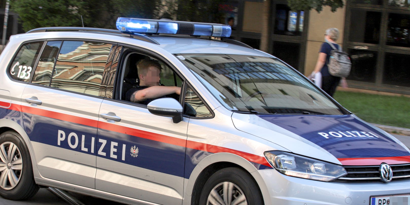 Funkstreife der Polizei Wien mit einem eingeschalteten Blaulicht. Symbolbild