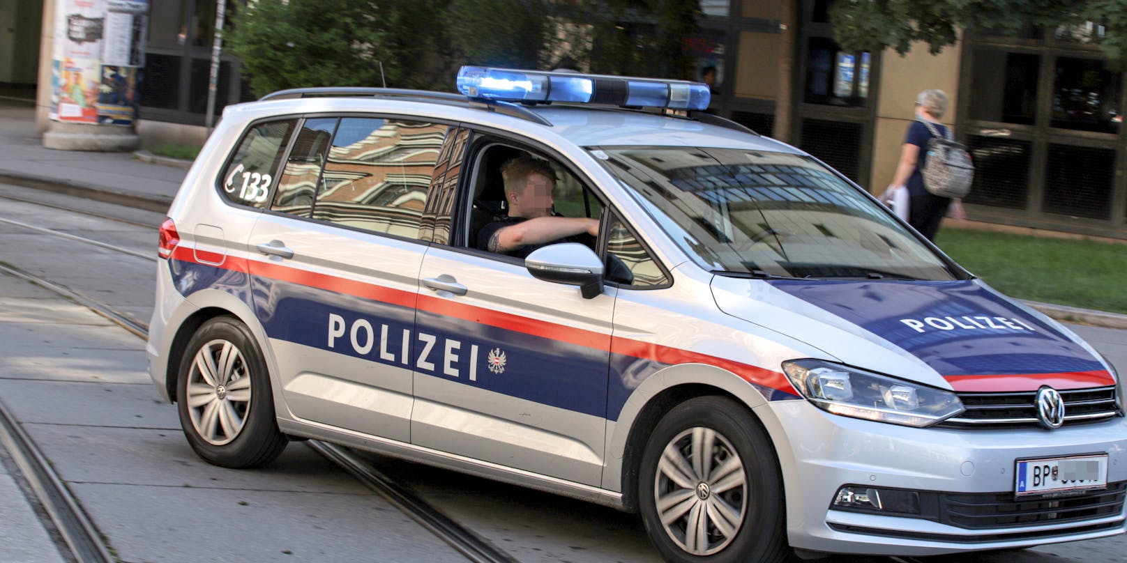 Funkstreife der Polizei Wien fährt mit einem eingeschalteten Blaulicht zu einem Einsatzort in Wien. (Symbolbild)