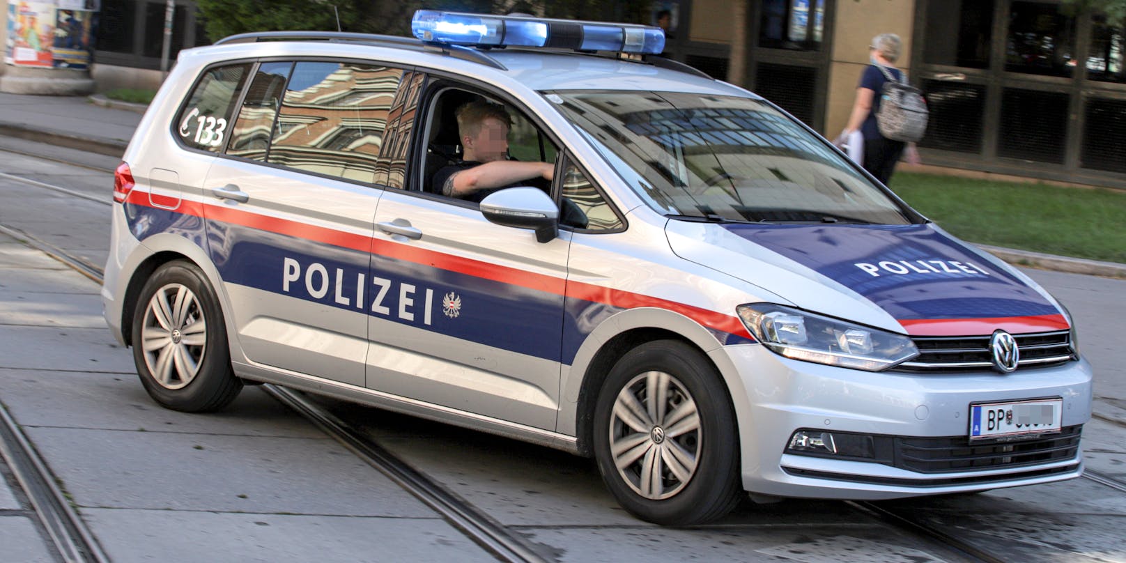 Eine Funkstreife der Polizei fährt mit einem eingeschalteten Blaulicht zu einem Einsatzort in Wien. Symbolbild