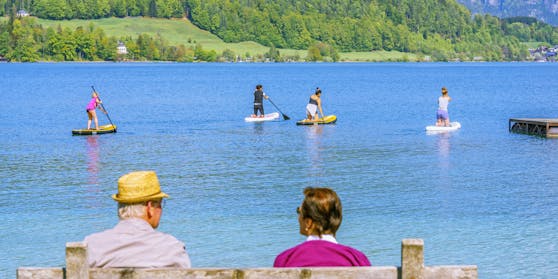 Am Wolfgangsee wurden 53 Personen positiv auf das Coronavirus getestet. Im beliebten Ferienort werden nun Erinnerungen an Ischgl wach.