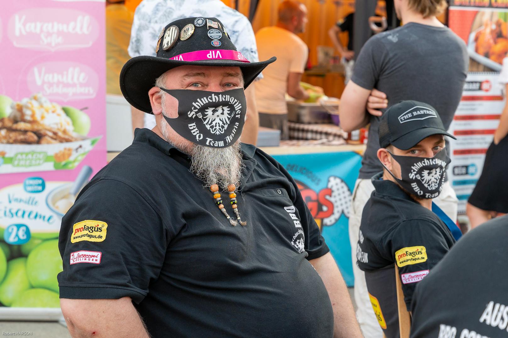 Teilnehmer der Grillwettbewerbe - selbstverständlich mit Masken unterwegs