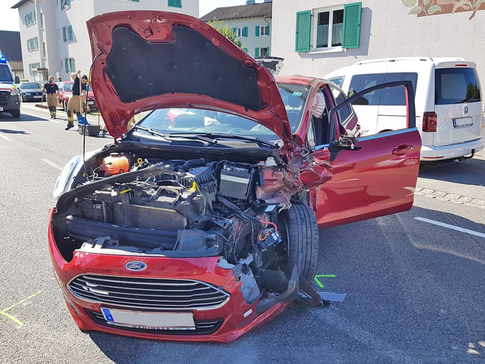 Frau ohne Führerschein crasht mit Kind (5) im Auto.