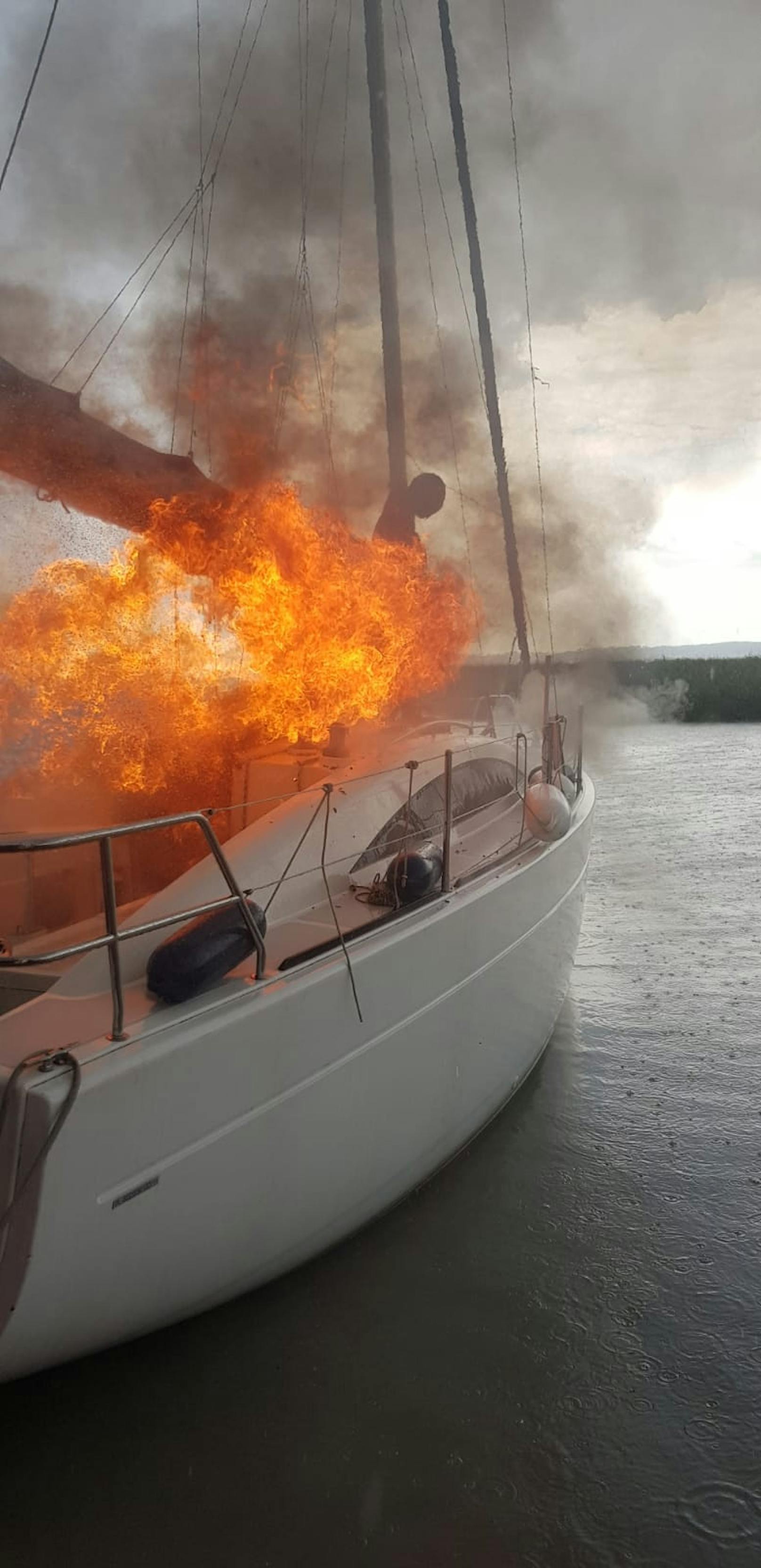 Segelboot geht nach Blitzschlag in Flammen auf