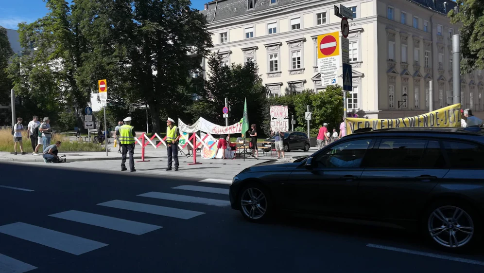 Ungefähr zehn Demonstranten sind dort. Und ungefähr eben so viele Polizisten.