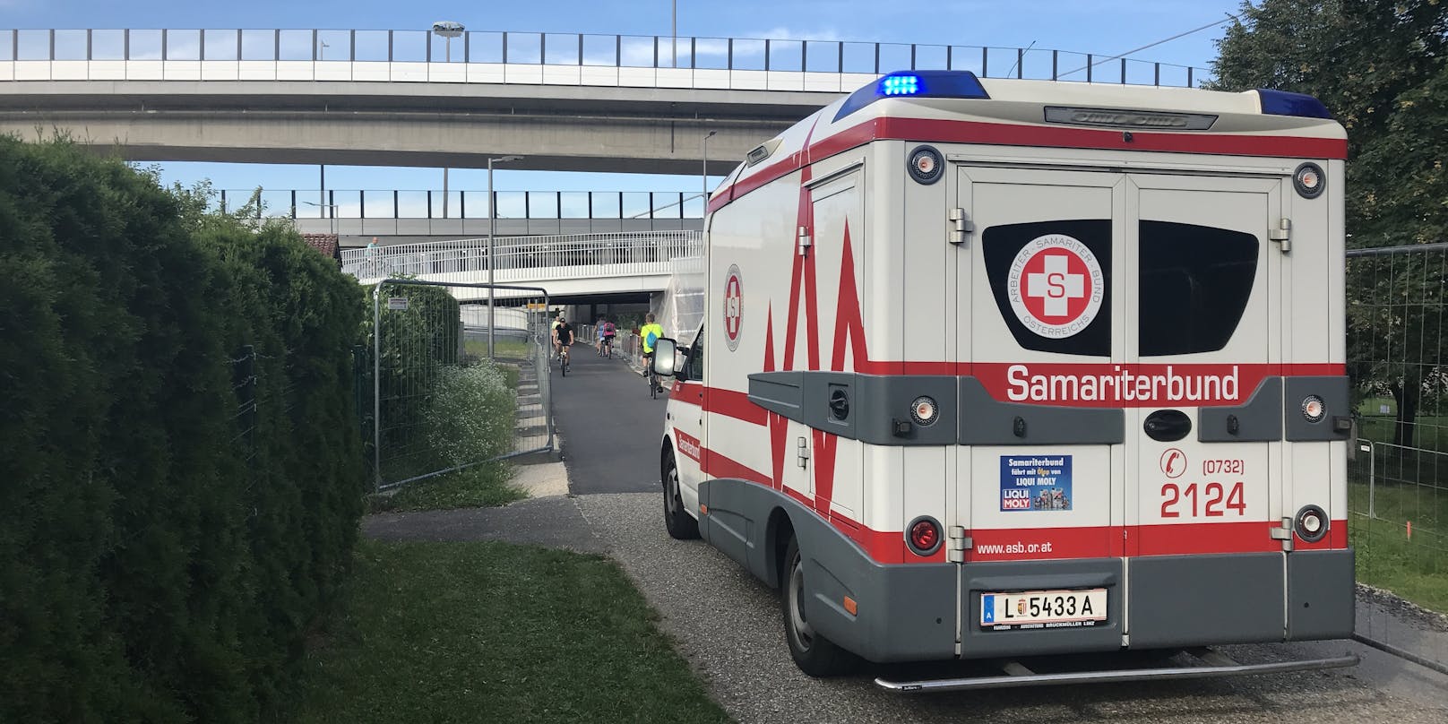 Das Rettungsauto passte nicht unter der Radler-Brücke bei der Donaulände in Urfahr durch.
