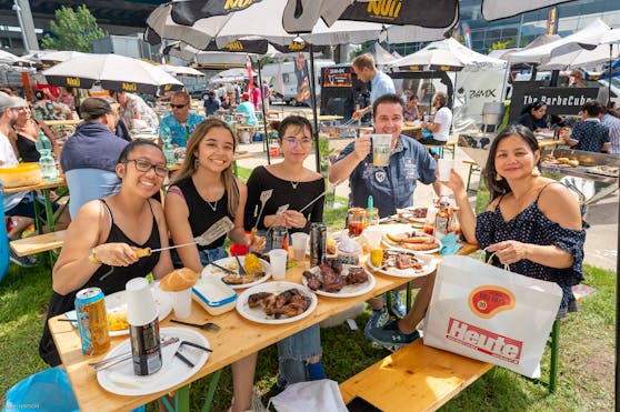 Diese Besucher ließen in der "Heute"-Mitmachgrillzone nichts anbrennen.