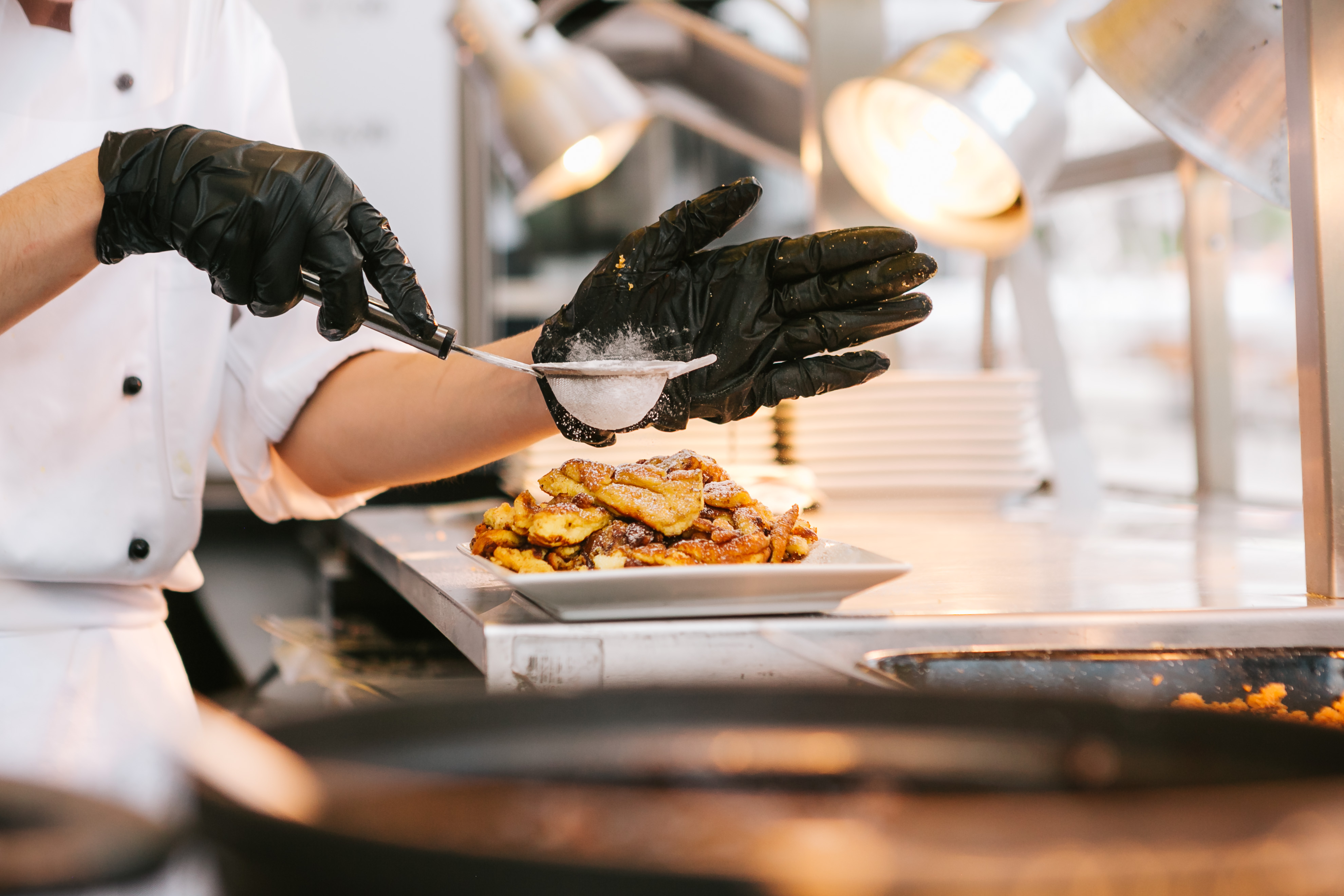 Von Freitag bis inklusive Sonntag können die Köstlichkeiten wie dieser echte Wiener Kaiserschmarren weiter von 11 bis 24 Uhr genoßen werden.