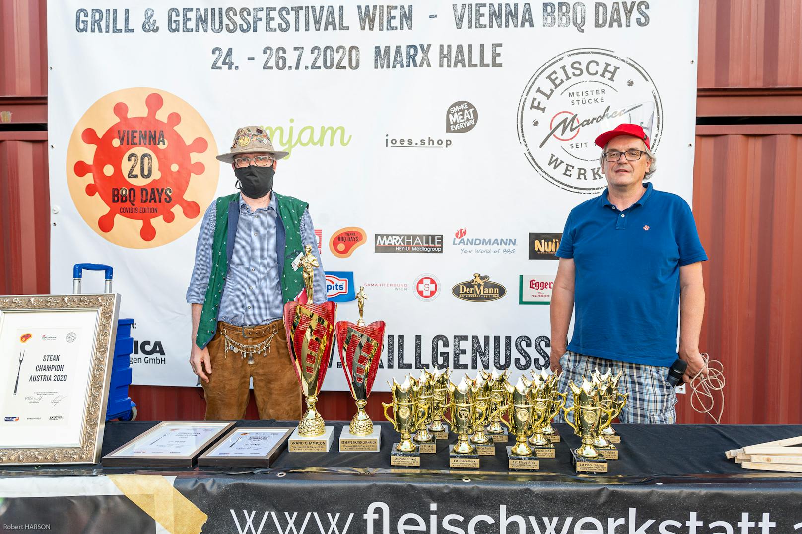 Veranstalter Alexander Dobernig zeichnete Gewinner der Grill-Wettbewerbe aus.