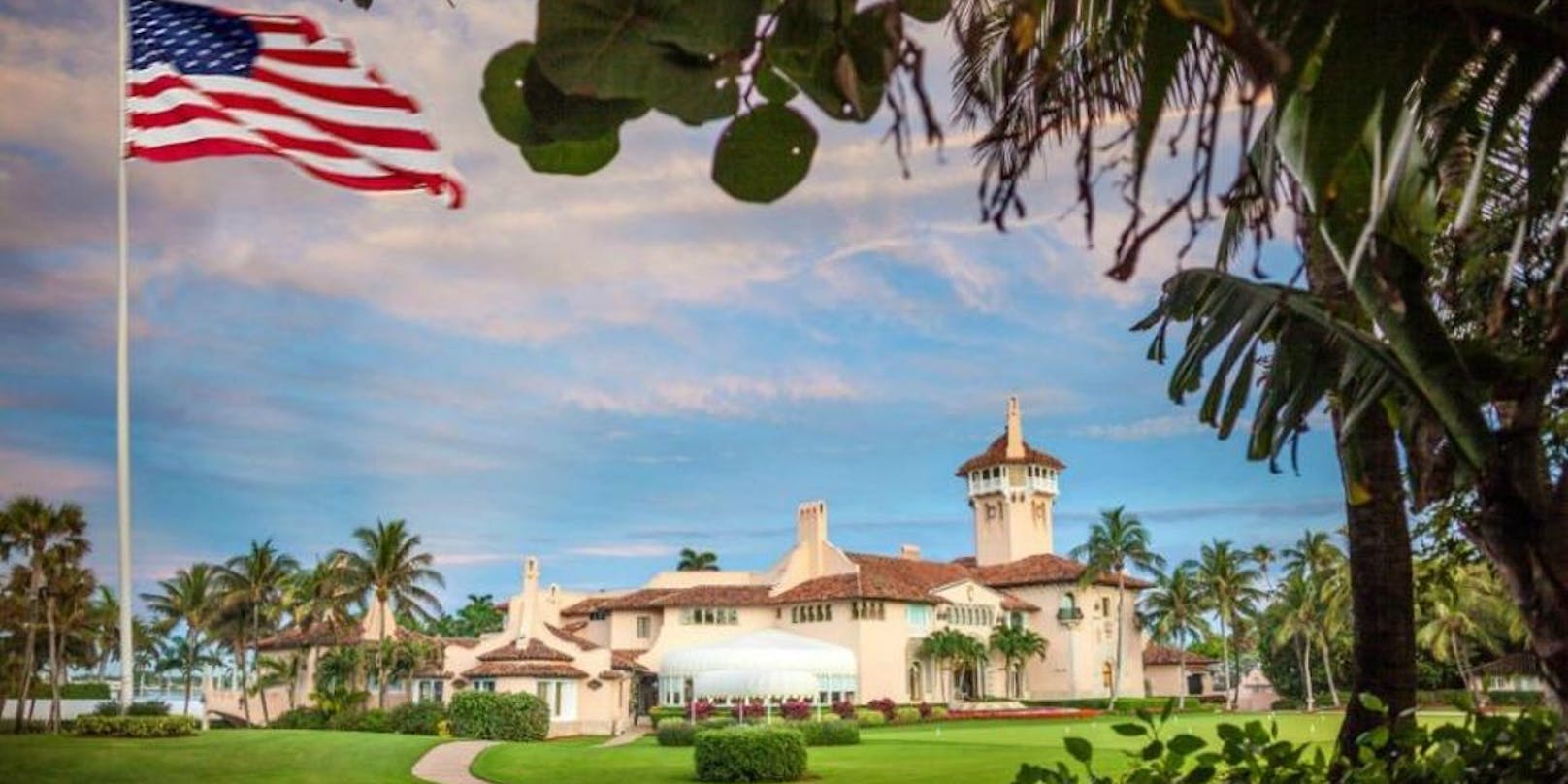 Die Trumps, die sich in den letzten vier Jahren an die gut 5.000 Quadratmeter des Weißen Hauses gewöhnt haben, werden mit dem Umzug in das Anwesen in Florida "downsizen" müssen – Mar-a-Lago hat "nur" rund 280 Quadratmeter.
