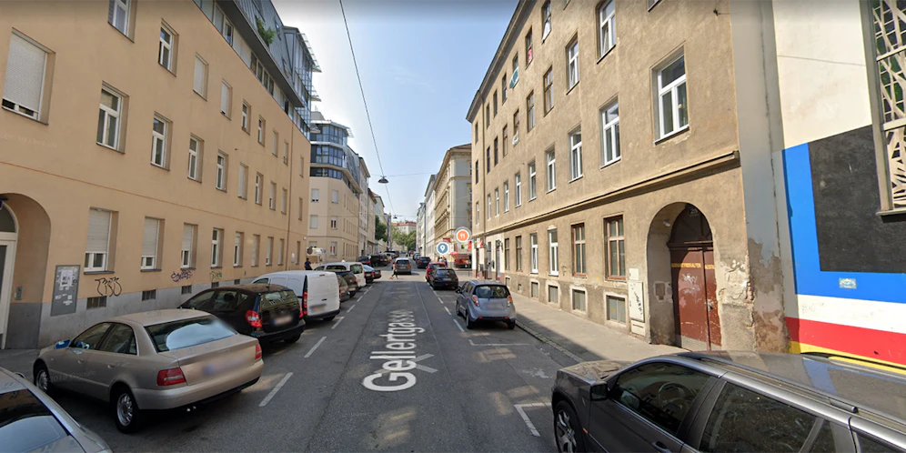 Das Kind stürzte in der Gellertgasse aus dem Fenster einer Wohnung im dritten Stock.