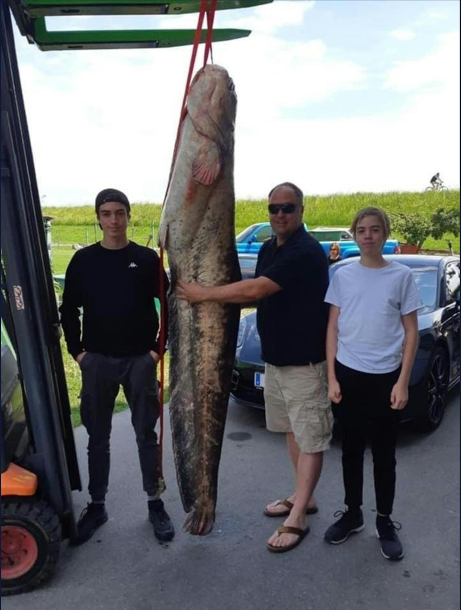 Markus Oberscheider, hier mit dem Riesenfisch, gratuliert seinem Kollegen Franz Blum auf Facebook zu dessen Riesenfang.