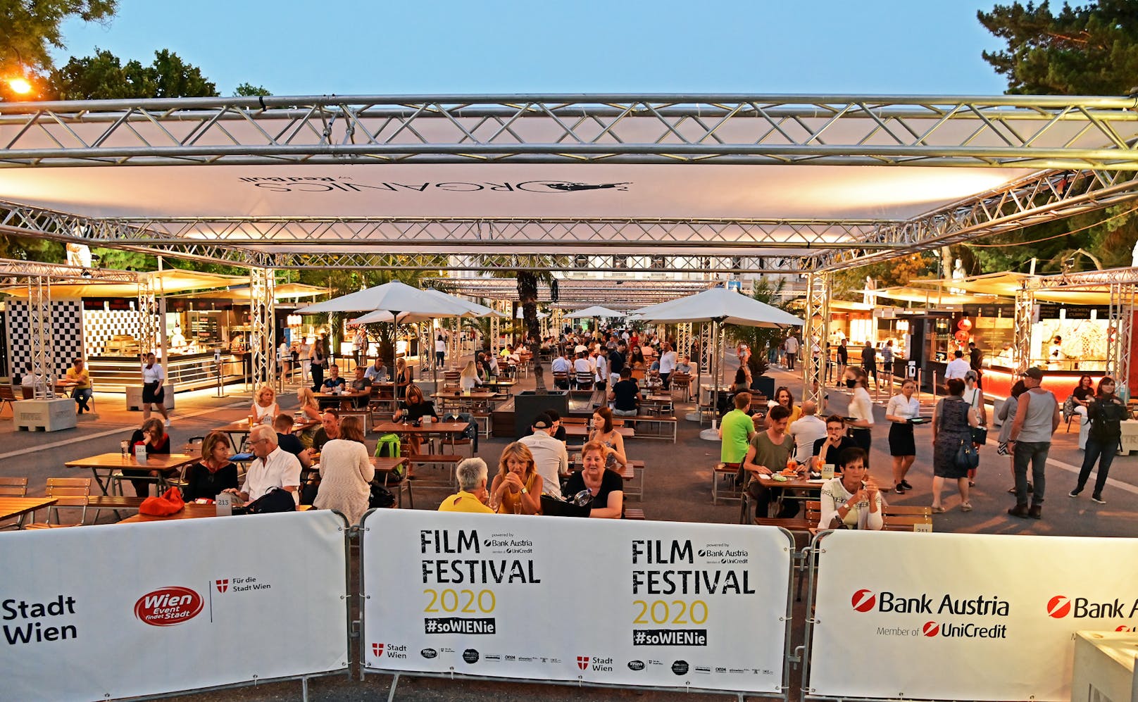 Das Film Festival am Rathausplatz feiert fast Halbzeit. Während das Festival trotz Corona am Abend gut besucht ist, ...