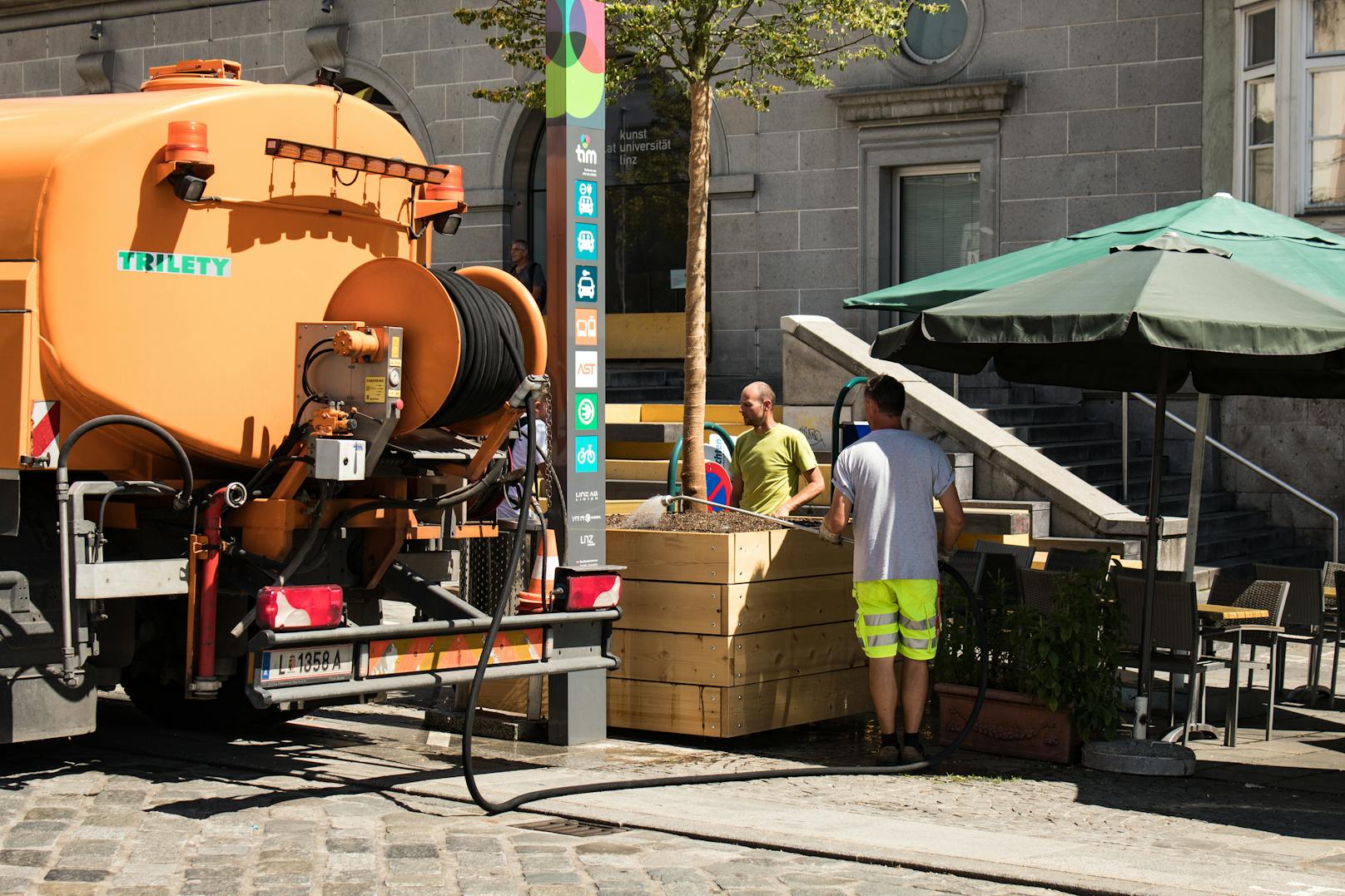 Mitarbeiter der Stadt Linz waren mit dem Bewässerungswagen unterwegs, um die Linden mit Wasser zu versorgen.