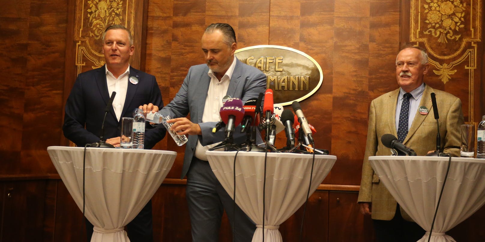 Burgenland-LH Doskozil (SP, Mitte) schenkte der Bundesregierung am Montag bei einer Pressekonferenz ein.