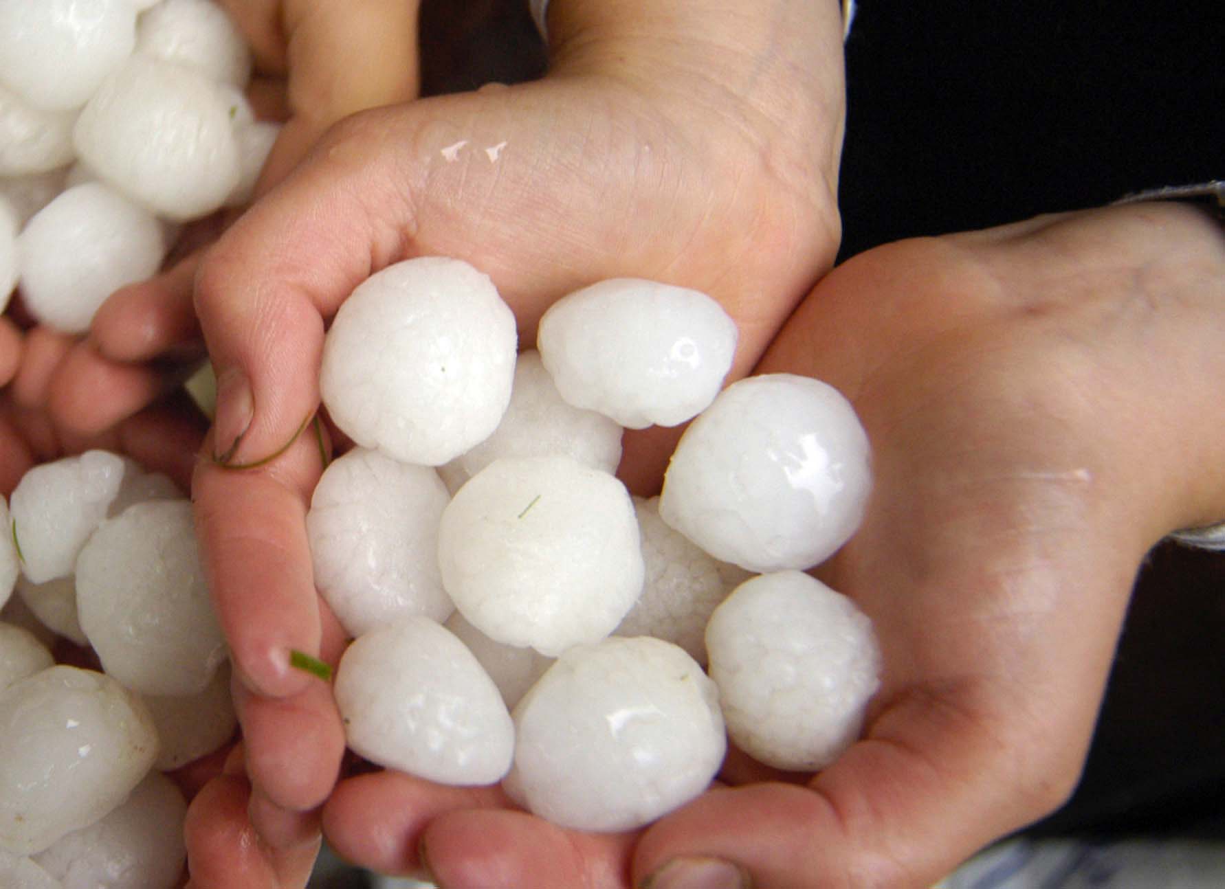 Meteorologen warnen am Dienstag vor Hagelkörnern mit bis zu 5 cm Durchmesser. (Symbolbild)