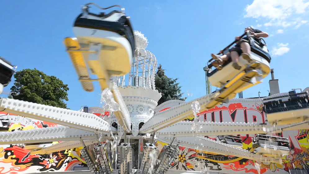 Zahlreiche Fahrgeschäfte verschaffen im Prater nicht nur durch den Fahrtwind Abkühlung.