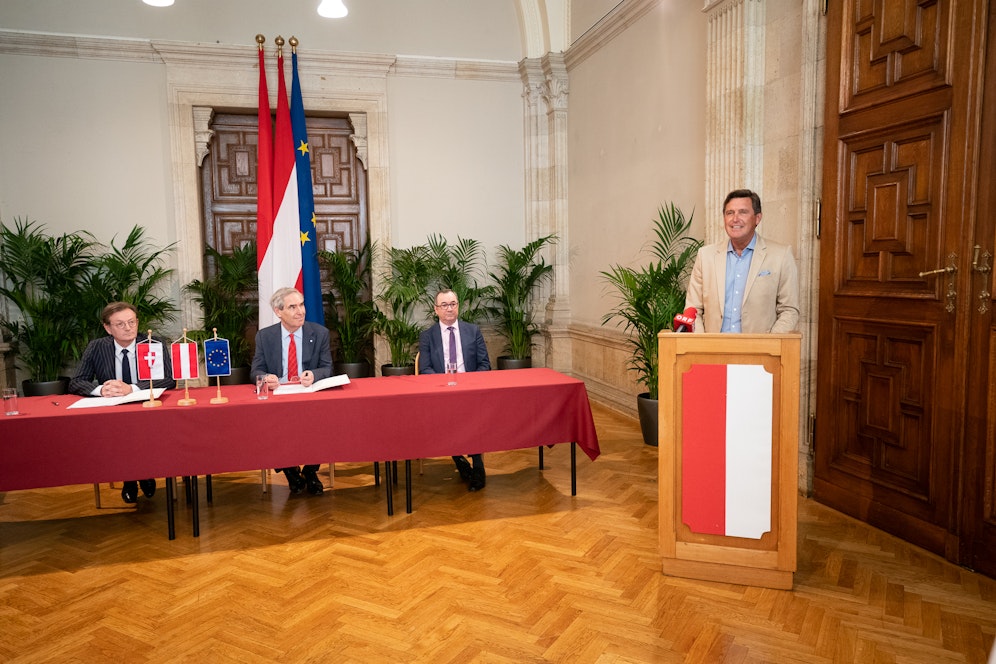 Stadtrat Peter Hanke bei der Unterzeichnung des Baurechtsvertrags zur Ansiedlung der Central European University in Penzing.