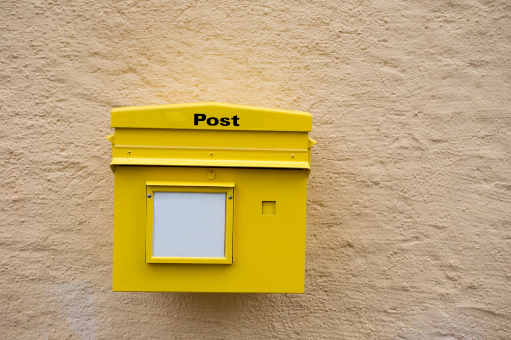 Symbolfoto eines Postkastens.