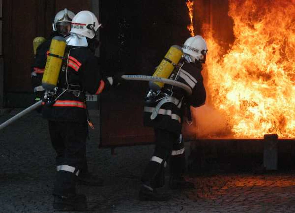 Die Wiener Berufsfeuerwehr ist seit Montag 16 Uhr im Einsatz.