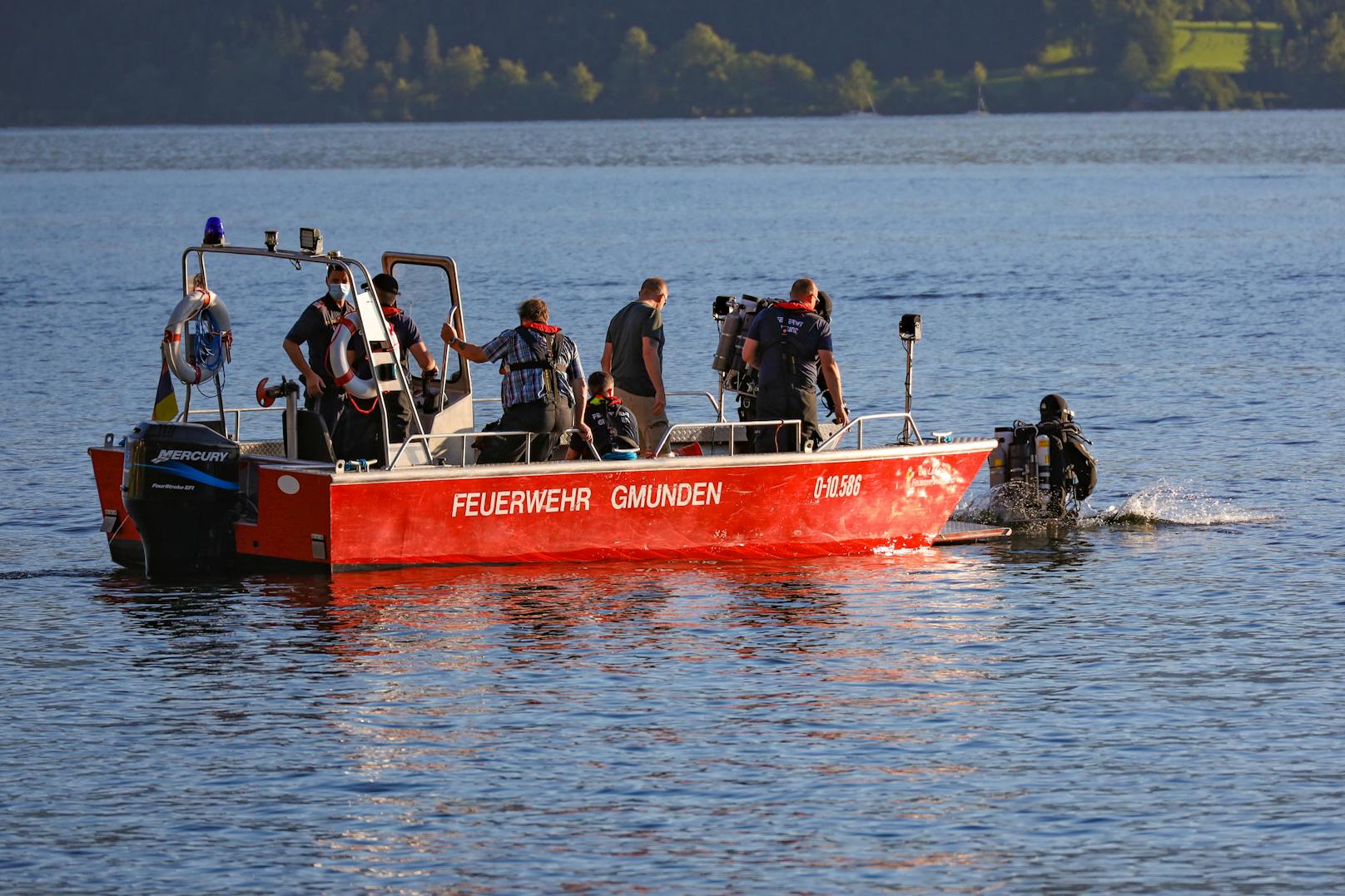 Wasserrettung und Polizei waren mit acht Booten im Einsatz.