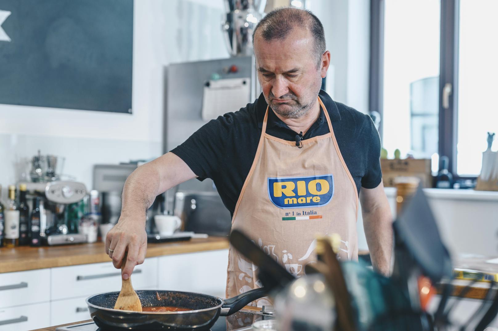 Kochstunde mit Rio Mare: Gewinner Konrad bereitet Linguine all'arrabbiata zu