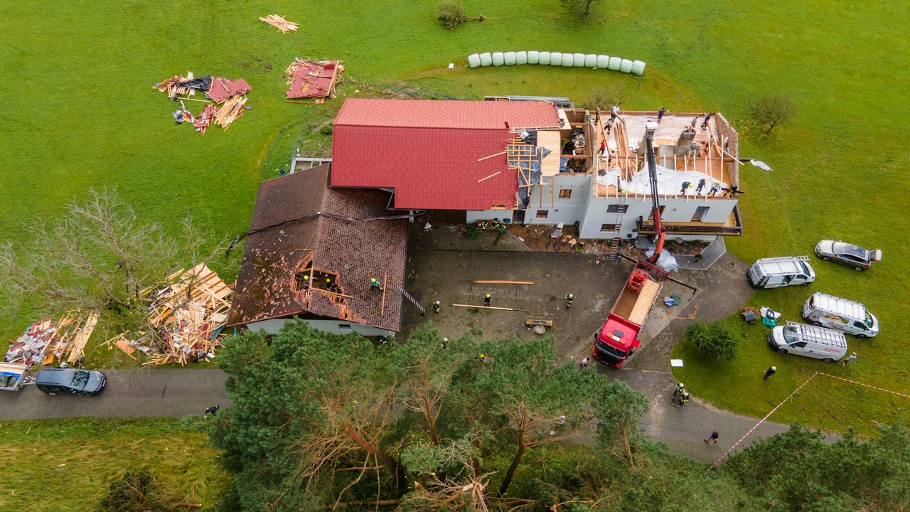 Heute.at - Schwere Unwetter über OÖ: Sturm trägt Dach ab