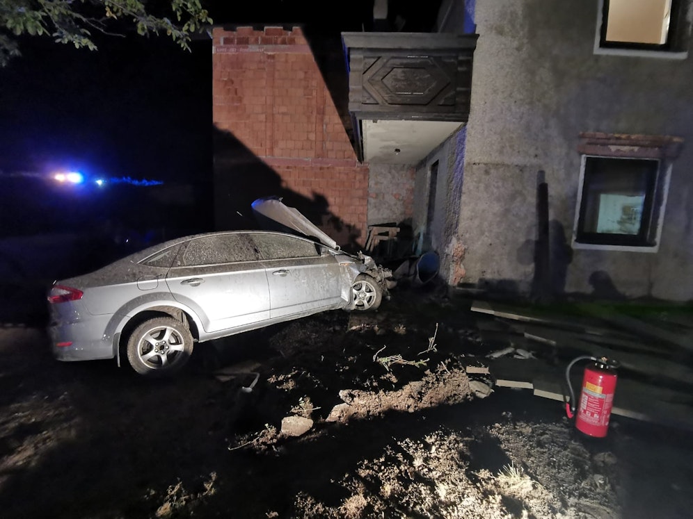 Der Wagen fuhr nur wenige Meter an den im Garten sitzenden Bewohnern vorbei.