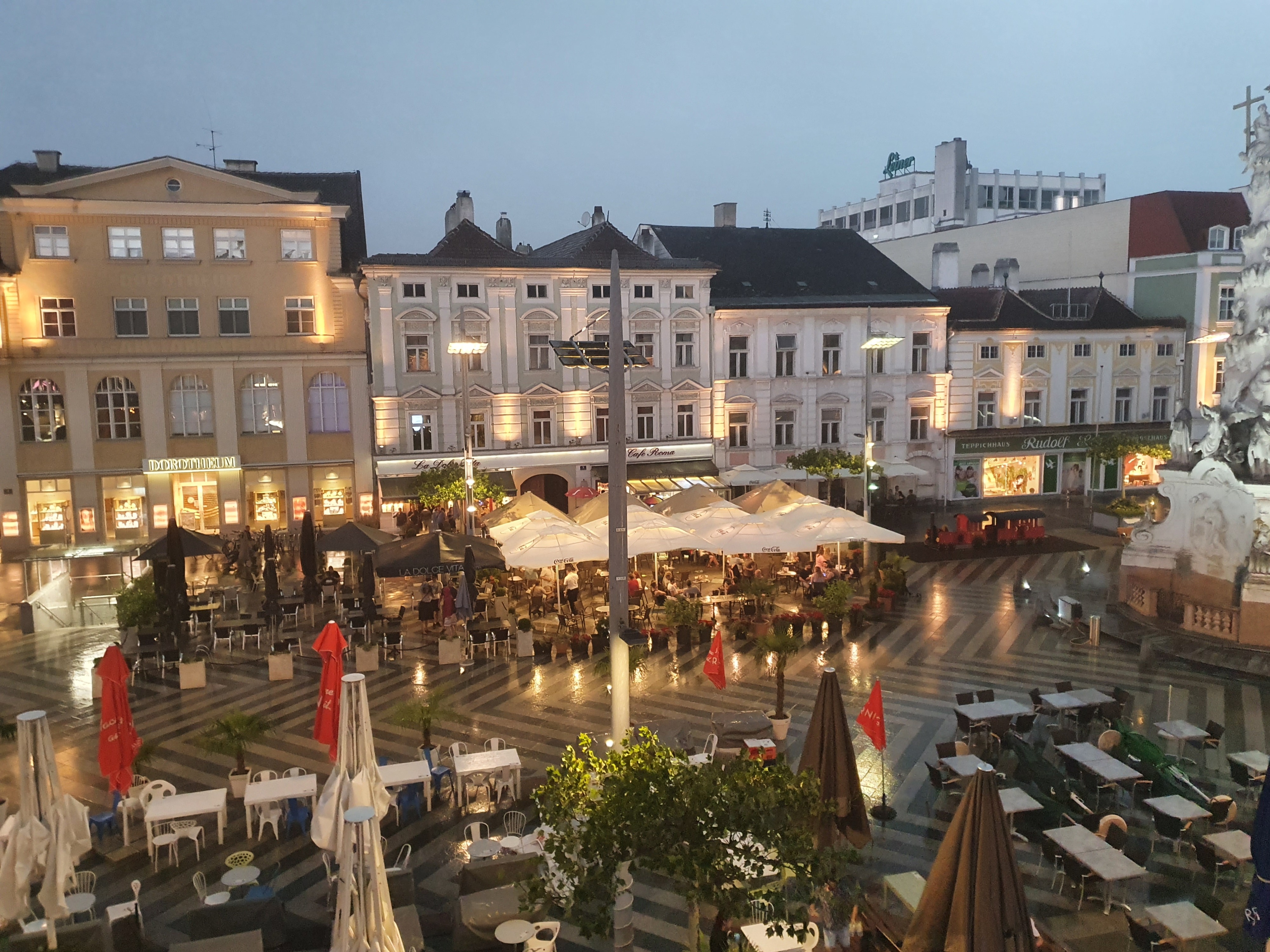 20.10 Uhr: Am Rathausplatz St. Pölten werden Stühle, Bänke und Tische in Sicherheit gebracht.