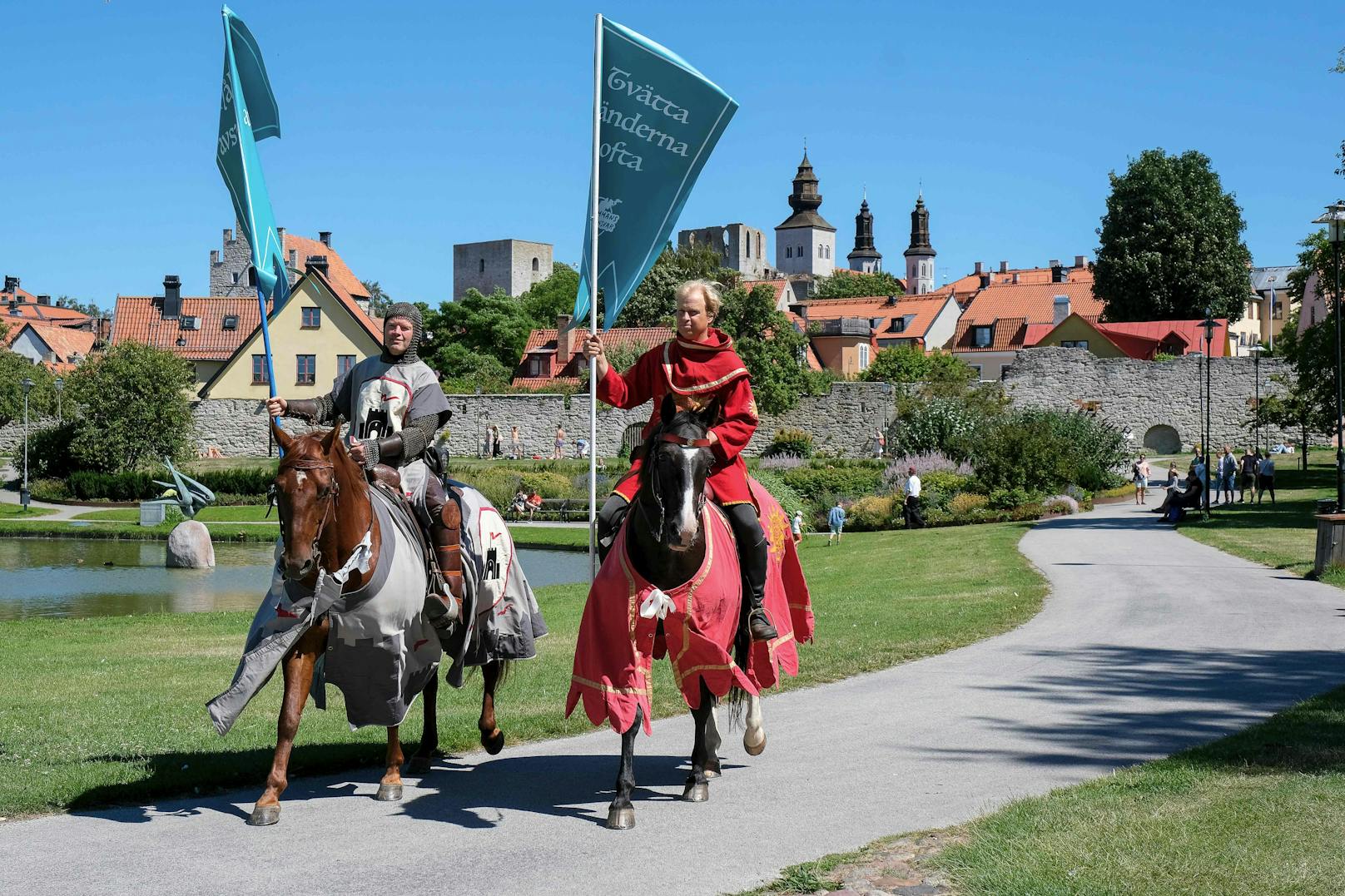 Auf der bei Touristen beliebten Insel Gotland (Schweden) wurden zwei "Coronavirus-Ritter" angeheuert, die die zahlreichen Besucher an Mindestabstand und Handhygiene erinnern sollen (23. Juli 2020)