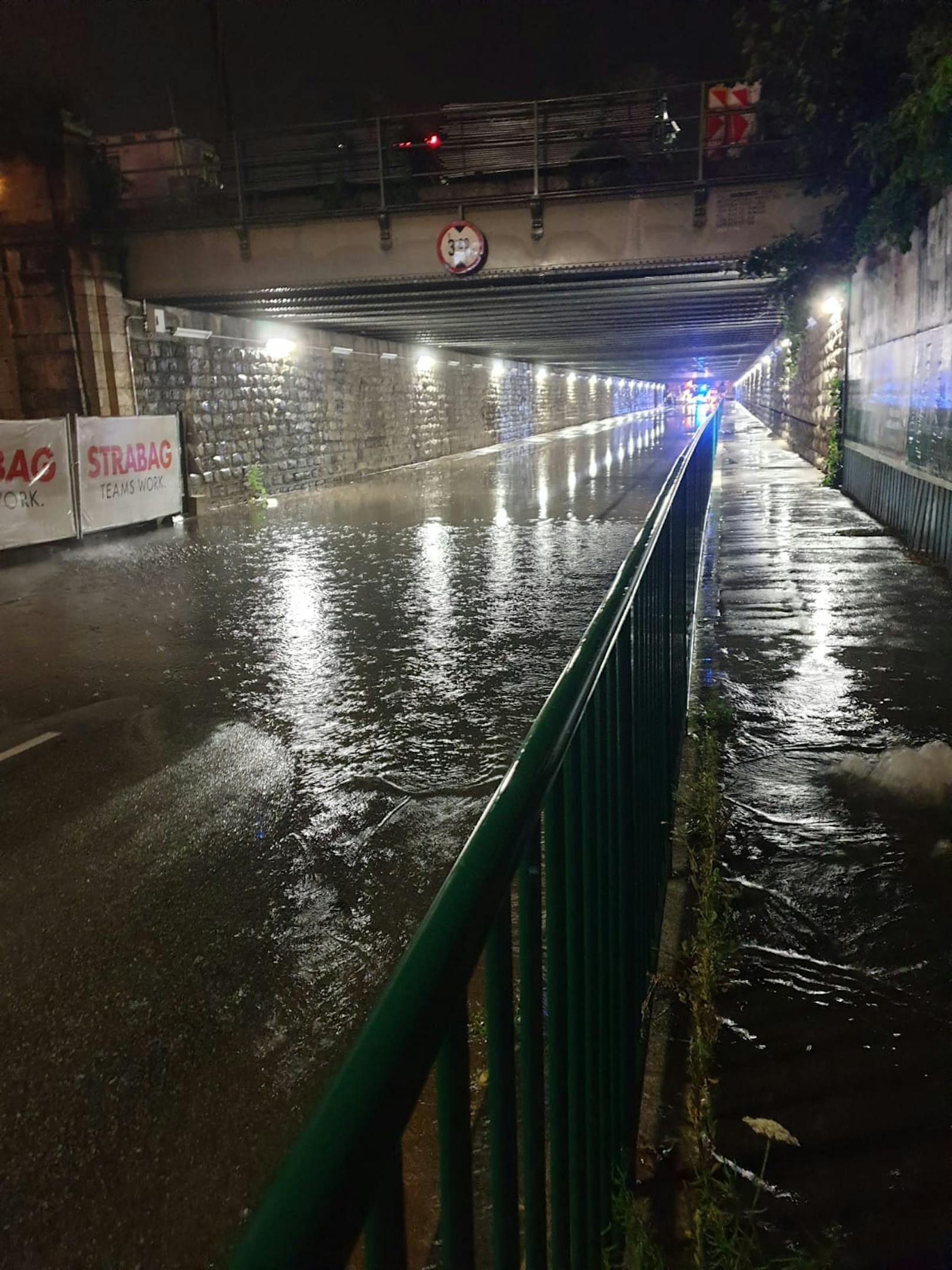 Unterführung in Heiligenstadt überflutet