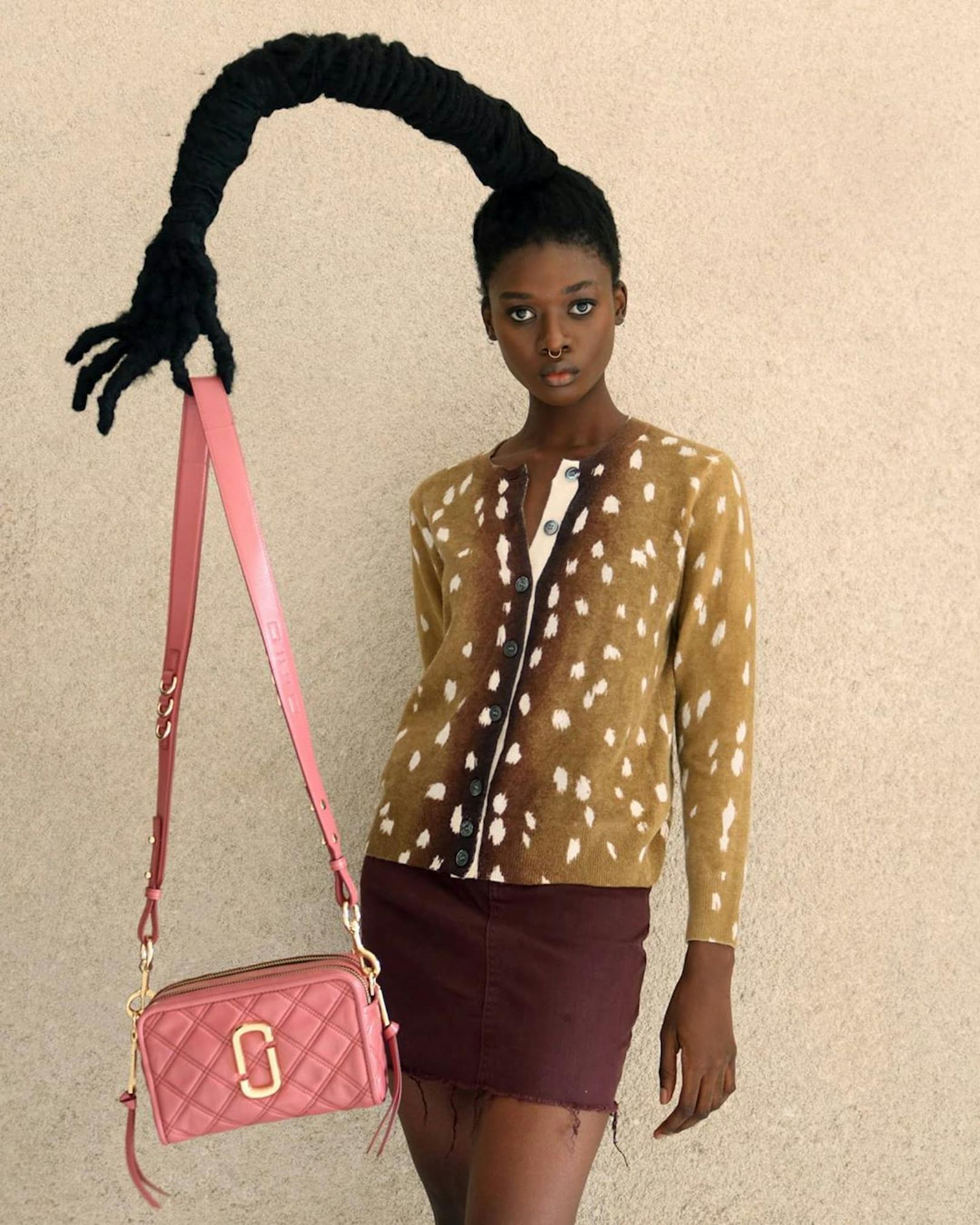 "Hairfluencerin" Laetitia Ky zeigt die Marc Jacobs Taschen wie wir sie wohl noch nie gesehen haben.