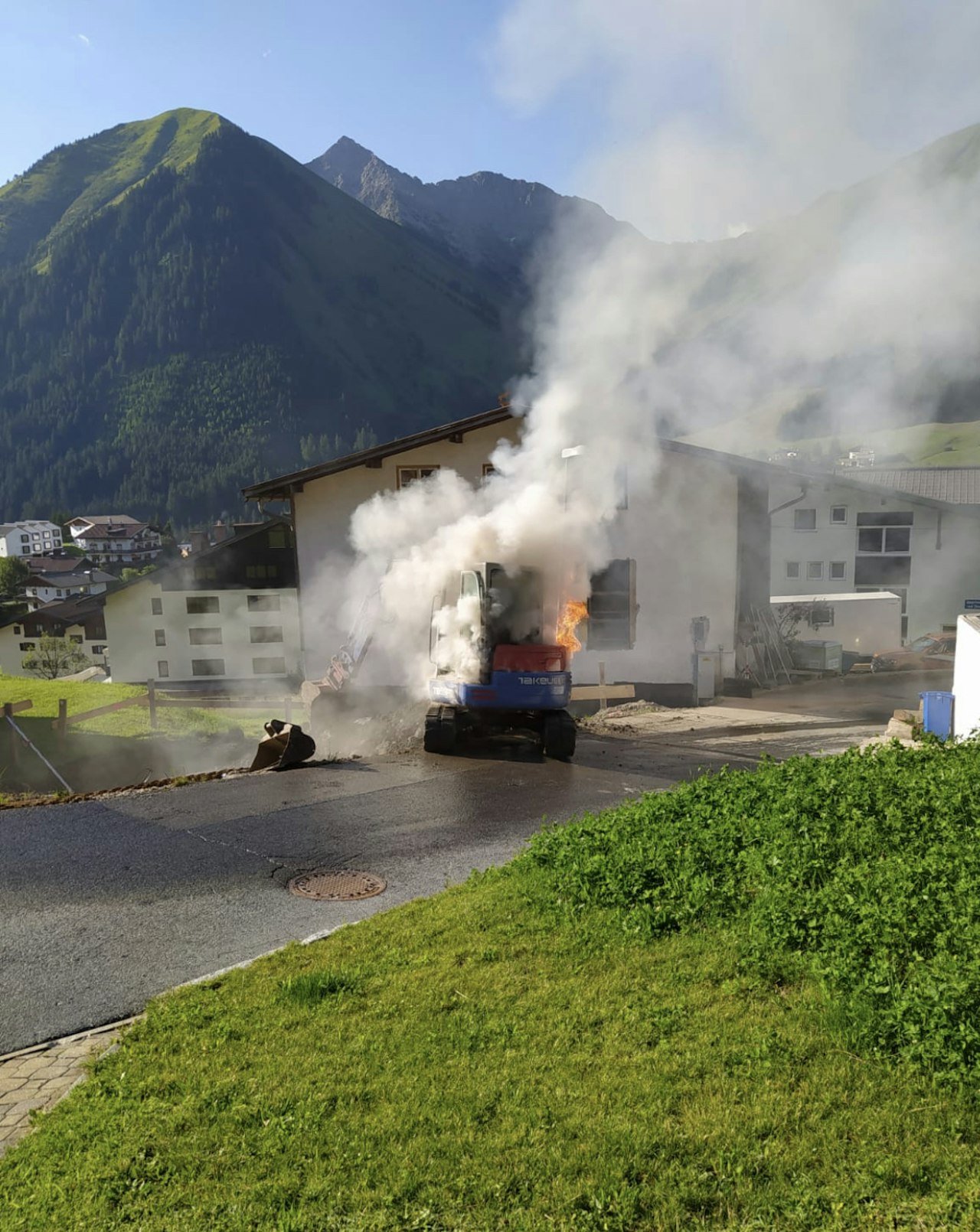 Heute.at - Aus dem Nichts fing Bagger plötzlich Feuer