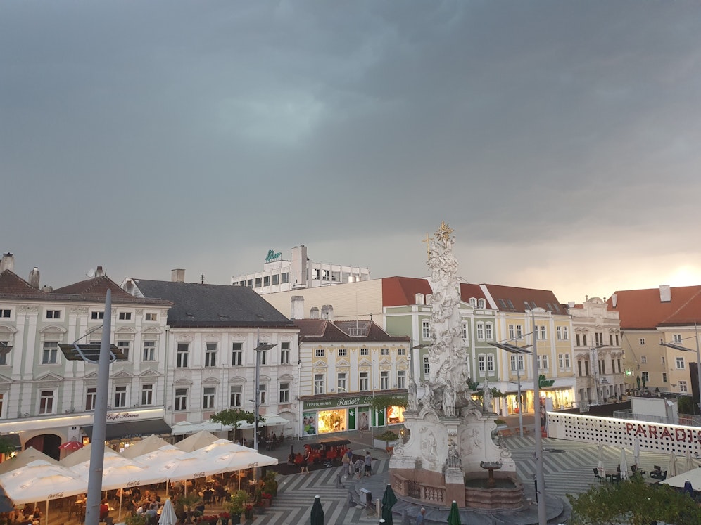 Aufnahme vom St. Pöltener Rathausplatz um 20 Uhr.