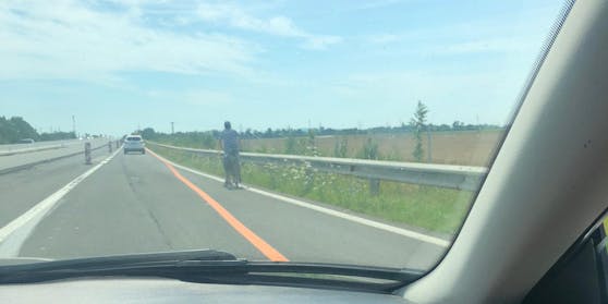 Radfahrer dürfen nicht auf der Autobahn fahren.