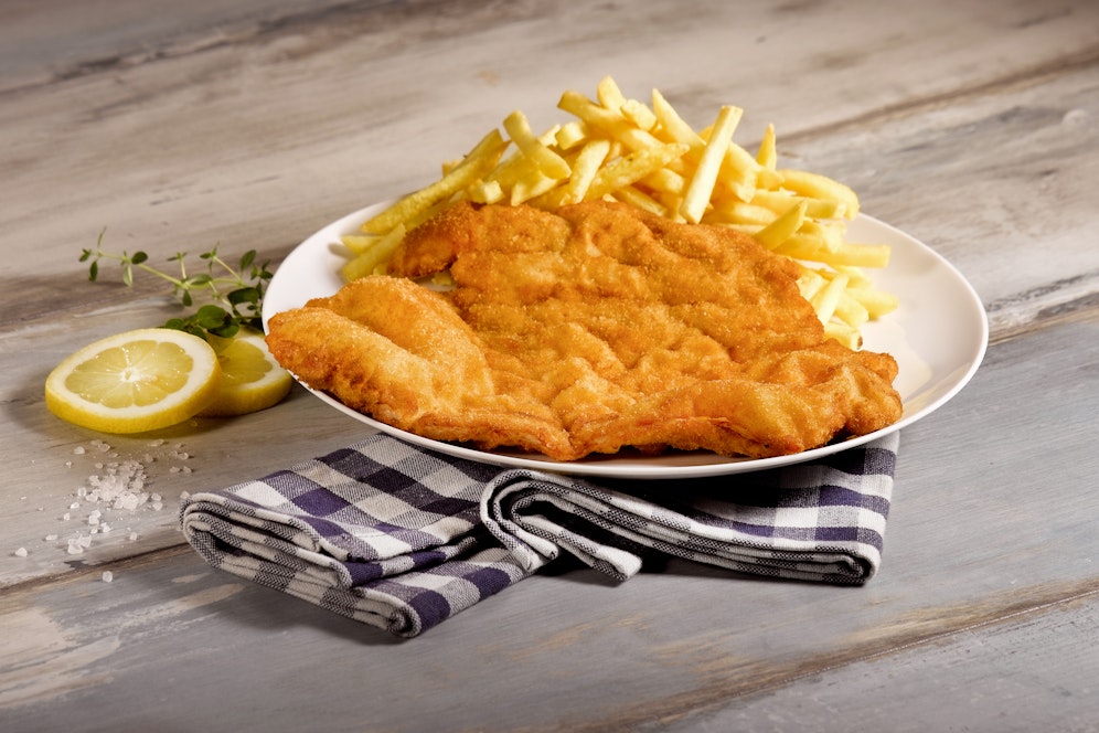 Der Stein des Anstoßes: Das Riesenschnitzel mit Pommes frites der XXXLutz Möbelhaus-Restaurants.