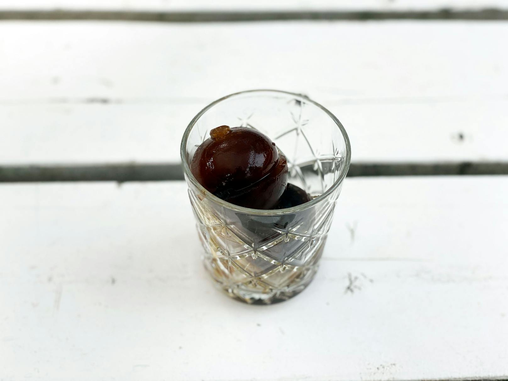 Espressoeiskugeln aus der Form lösen und in ein Glas oder ein Häferl geben.