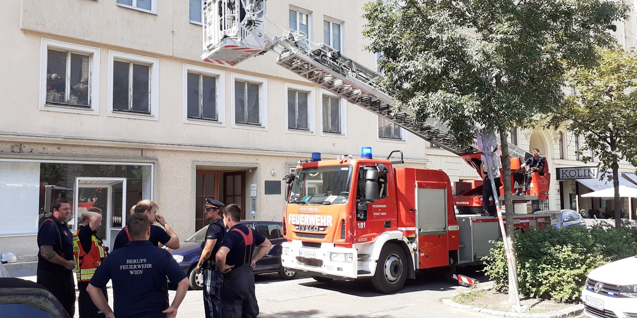 Feuerwehr und Rettung im CO-Einsatz in der Wiener ...