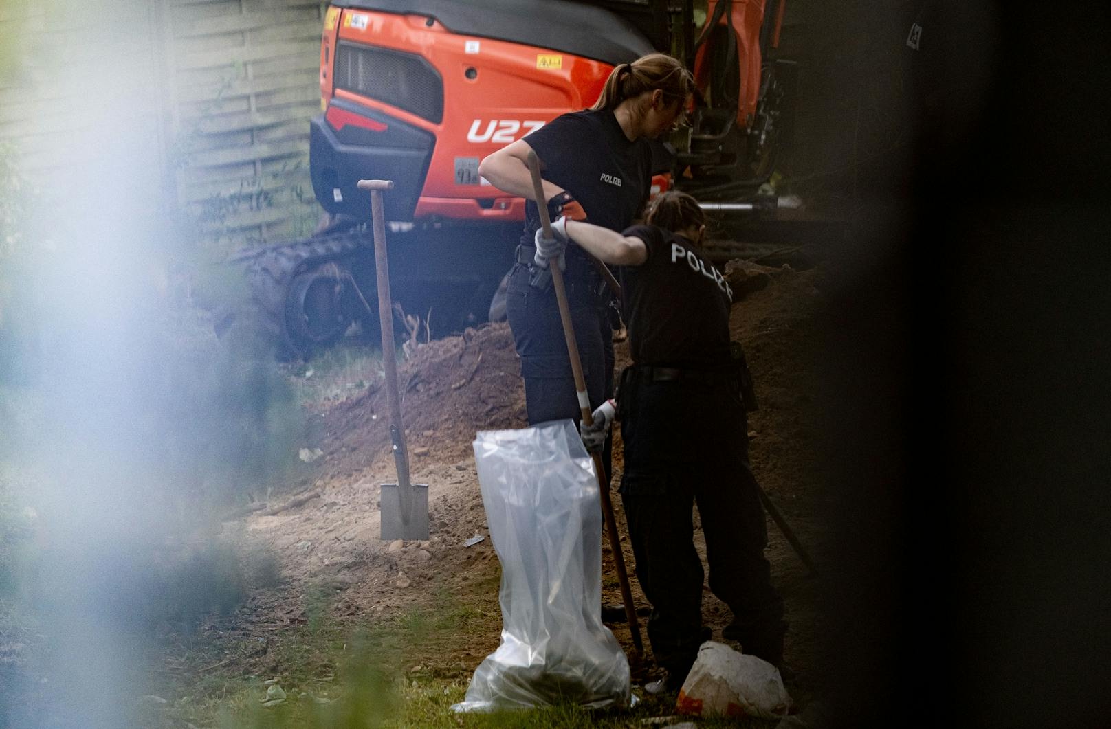 Die Polizei durchsucht mit einem Bagger einen Garten in Ahlem bei Hannover.