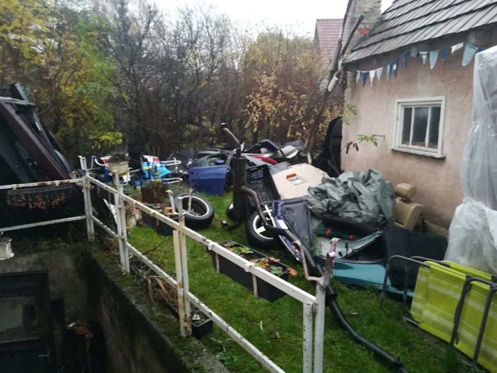 Die Autos wurden teilweise im Garten zerlegt.
