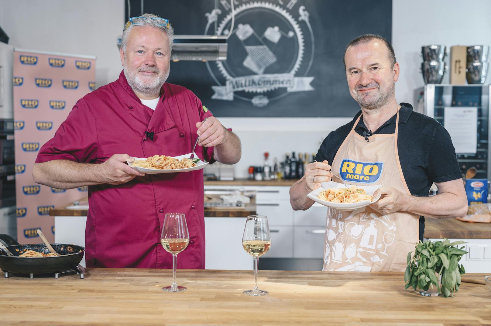 Gewinner Konrad und Profi-Koch Erik Pauer gönnen sich die köstlichen Linguine all'arrabbiata.