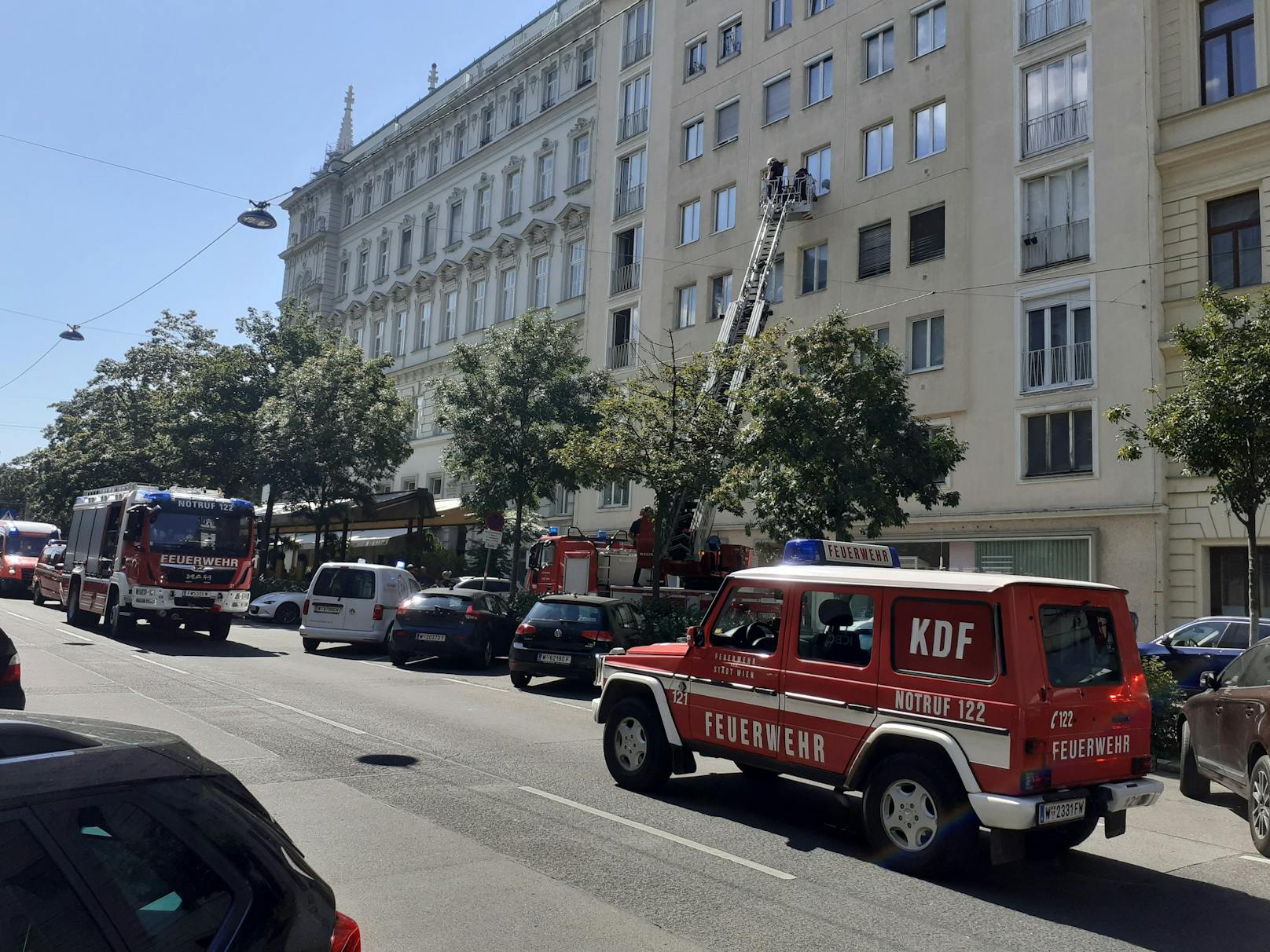 Feuerwehr und Rettung rücken zu CO-Alarm in Wien aus