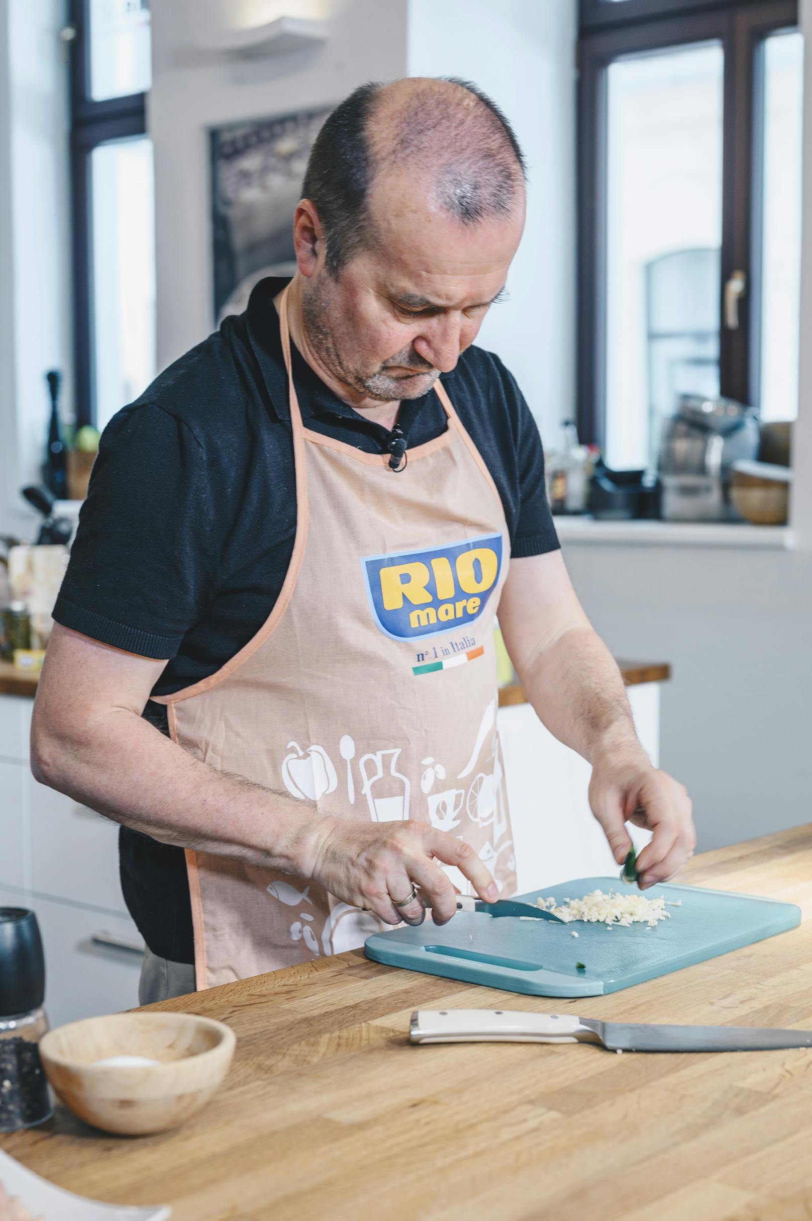 Kochstunde mit Rio Mare: Gewinner Konrad bereitet Linguine all'arrabbiata zu