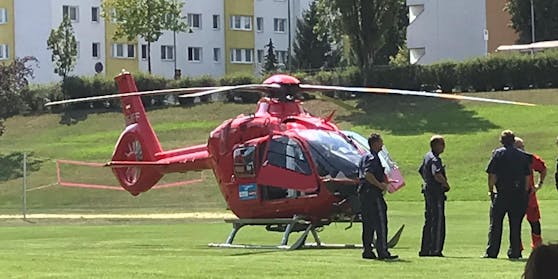 Der Helikopter vor dem Abstransport.