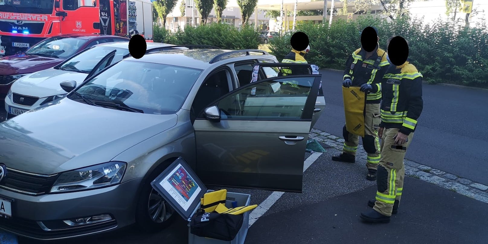 Linzer Feuerwehrmänner befreiten das Baby aus dem versperrten Auto. Aus Datenschutzgründen hat die Feuerwehr die Helfer unkenntlich gemacht.