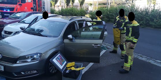 Linzer Feuerwehrmänner befreiten das Baby aus dem versperrten Auto. Aus Datenschutzgründen hat die Feuerwehr die Helfer unkenntlich gemacht.