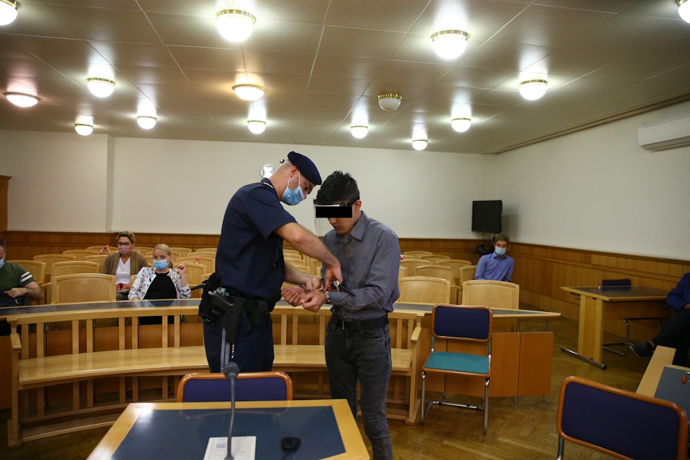 Der Angeklagte wurde in Handschellen vorgeführt.