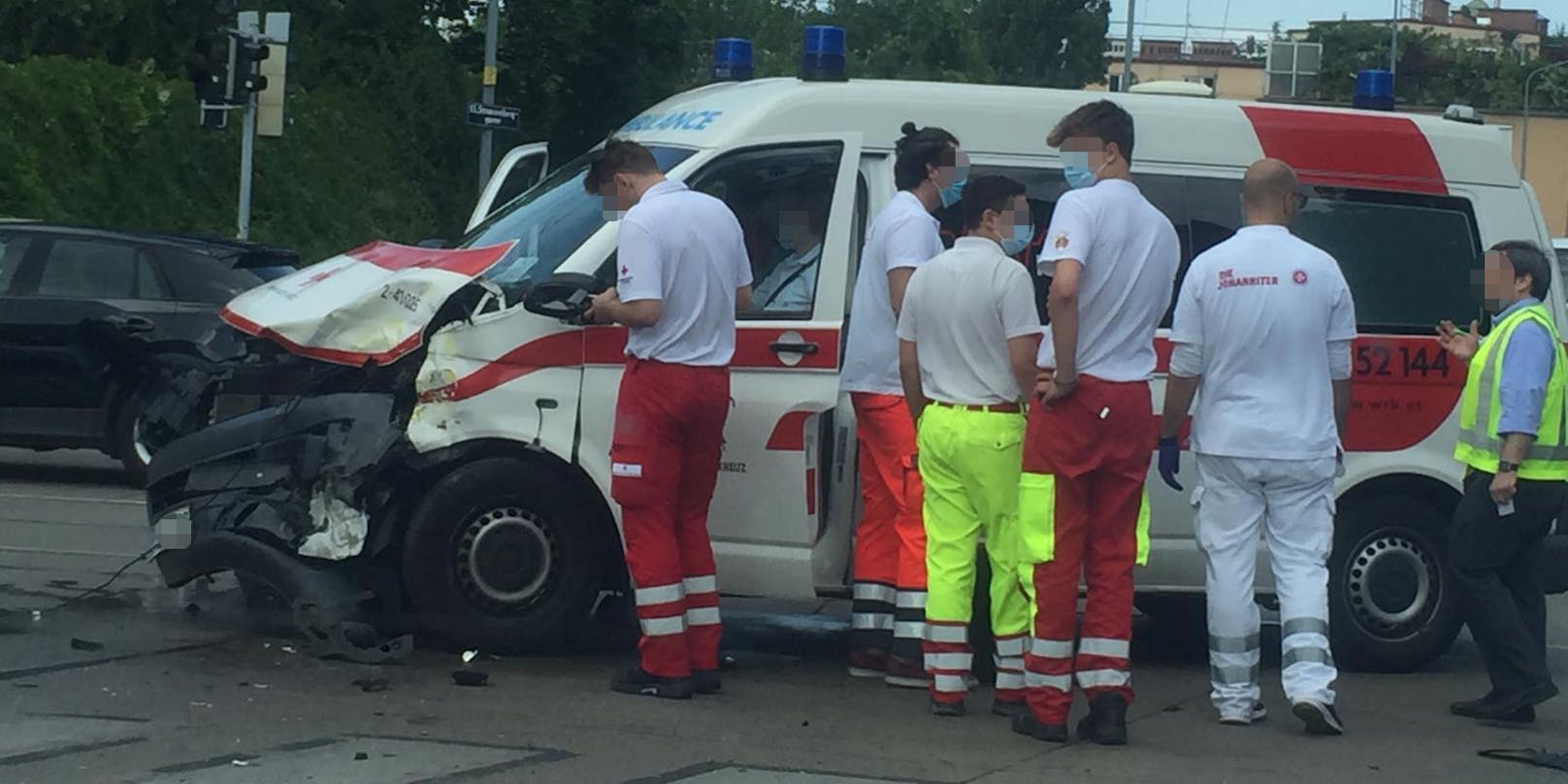 Auf der Hetzendorfer Straße in Wien Meidling krachte ein Pkw in ein Rettungsauto des Roten Kreuzes. Dabei wurde ein Sanitäter schwer, zwei weitere leicht verletzt.